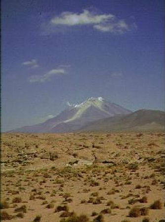 Fumarolas volcánicas en la frontera entre Chile y Bolivia Fumarolas volcánicas en la frontera entre Chile y Bolivia