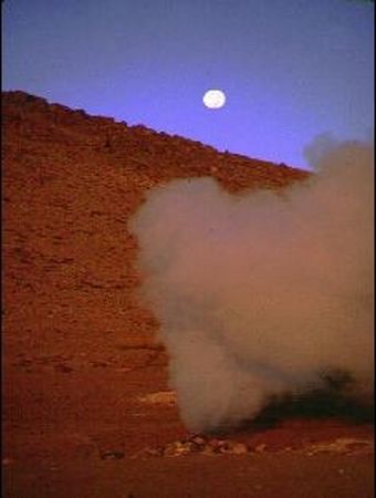 Puesta de la luna sobre el geiser Puesta de la luna sobre el geiser