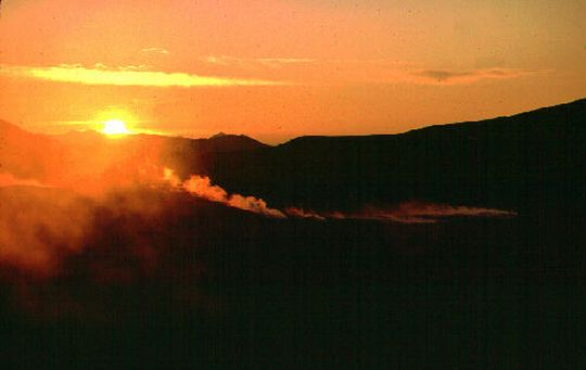 Fumarolas de Sol de Mañana al amanecer Fumarolas de Sol de Mañana al amanecer