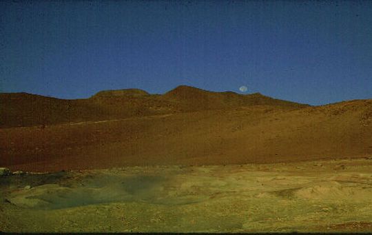 Puesta de la luna sobre los geiseres de Sol de Mañana Puesta de la luna sobre los geiseres de Sol de Mañana