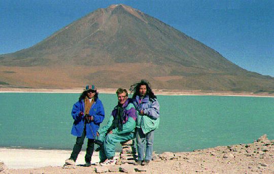 Foto de grupo en el borde de la Laguna Verde