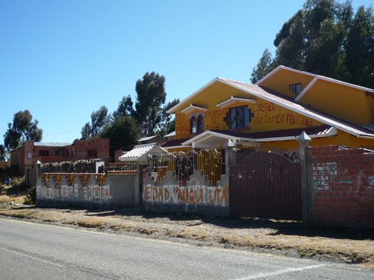 Casa destrozada del ex vice presidente Hugo Cardenas Casa destrozada del ex vice presidente Hugo Cardenas