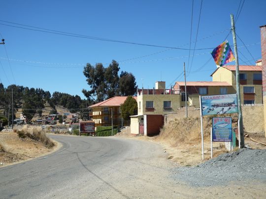 Carretera principal en Huatajata