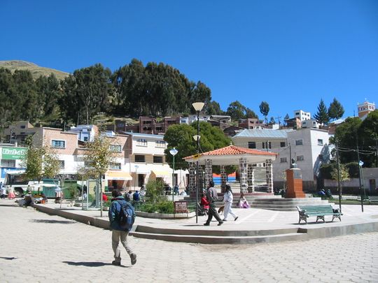 Plaza principal de Tiquina Plaza principal de Tiquina