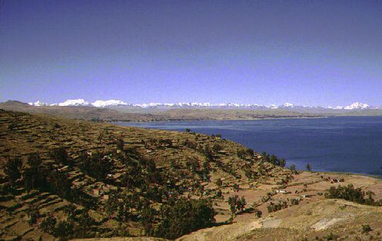 Cultivos en terrazas sobre las riberas del lago