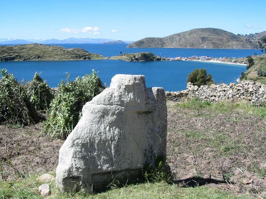 Piedra erigida dominando la bahía de Challapampa Piedra erigida dominando la bahía de Challapampa