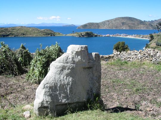 Pierre dresse surplombant la baie de Challapampa