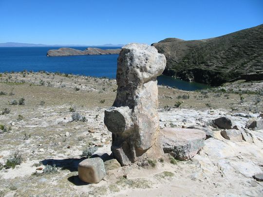 Piedra erigida dominando la baha de Challapampa