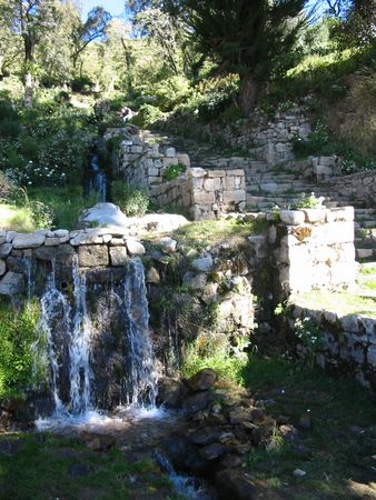 Fuente y escalera incas