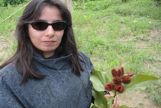 Nataly with achiote blades - Bixa orellana Nataly with achiote blades - Bixa orellana
