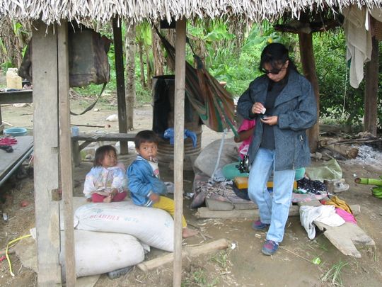 Visita a los nios dentro de la cabaa