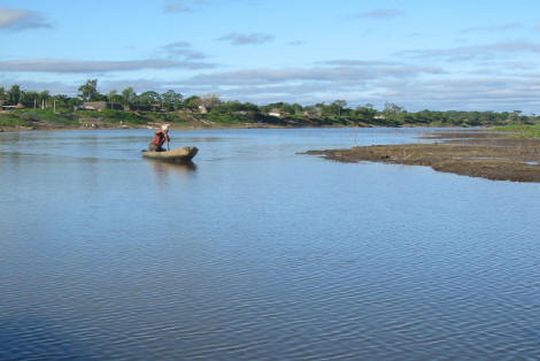 Pirogue naviguant sur la rivire