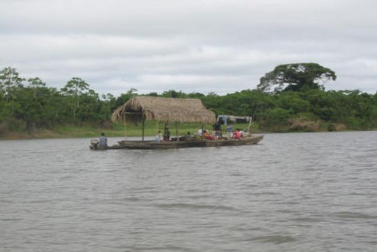 Casa flotante en el río Casa flotante en el río