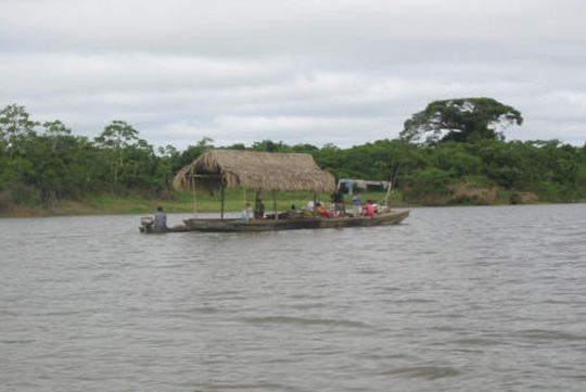 Casa flotante en el ro