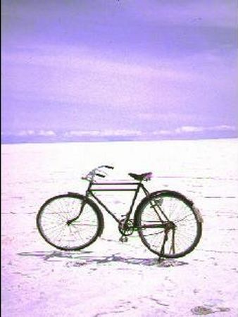 Bicyclette abandonnée dans le Salar Bicyclette abandonnée dans le Salar