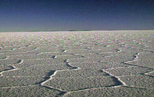 Dalles de sel hexagonales dans le Salar d'Uyuni