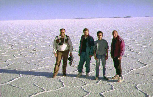 Photo de groupe au milieu du Salar Photo de groupe au milieu du Salar
