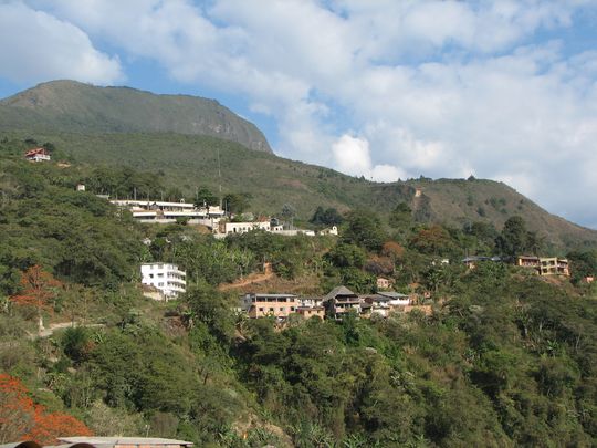 Coroico surplomb par le Mont Uchumachi