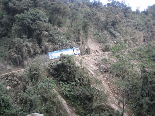 Camin subiendo a penas su carga hacia La Paz