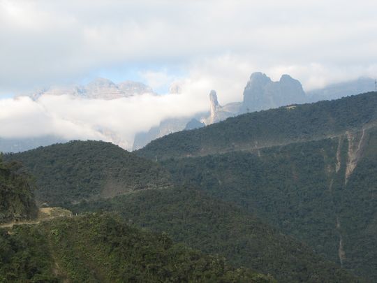 Nouvelle route goudronnée des Yungas Nouvelle route goudronnée des Yungas