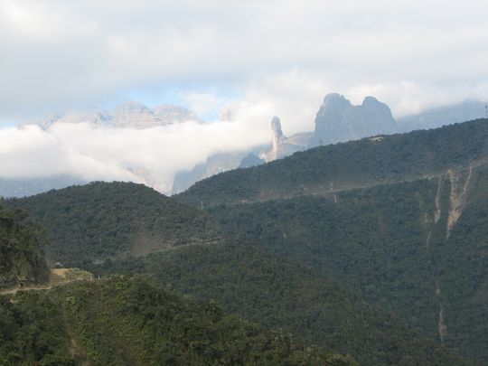 Nueva carretera asfaltada de los Yungas